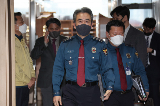 '윤희근 경찰청장이 28일 정부서울청사 서울상황센터에서 열린 '화물연대 집단운송거부 중대본 회의'에 참석하고 있다. [연합뉴스]